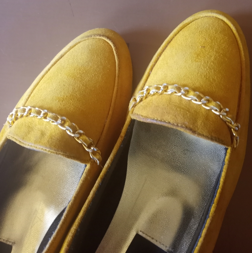 Leather and upper balance faux yellow suede loafer with attached gold chain.